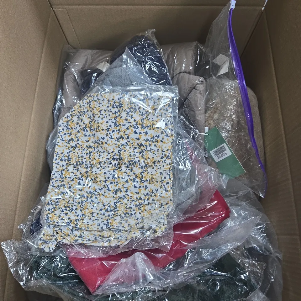 CLOTHING, SHOES & ACCESSORIES – ASSORTED GARMENTS IN BAGS WOMEN'S CLOTHING BUNDLE – APROX 20 ITEMS TO INCLUDE CLOTHING ITEMS JUMPERS , TOPS AND DRESSES
