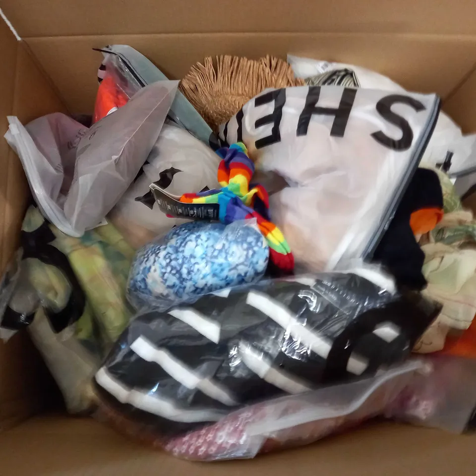 LARGE QUANTITY OF CLOTHING ITEMS TO INCLUDE DRESSES, SWEATERS, JEANS, T-SHIRTS, ETC