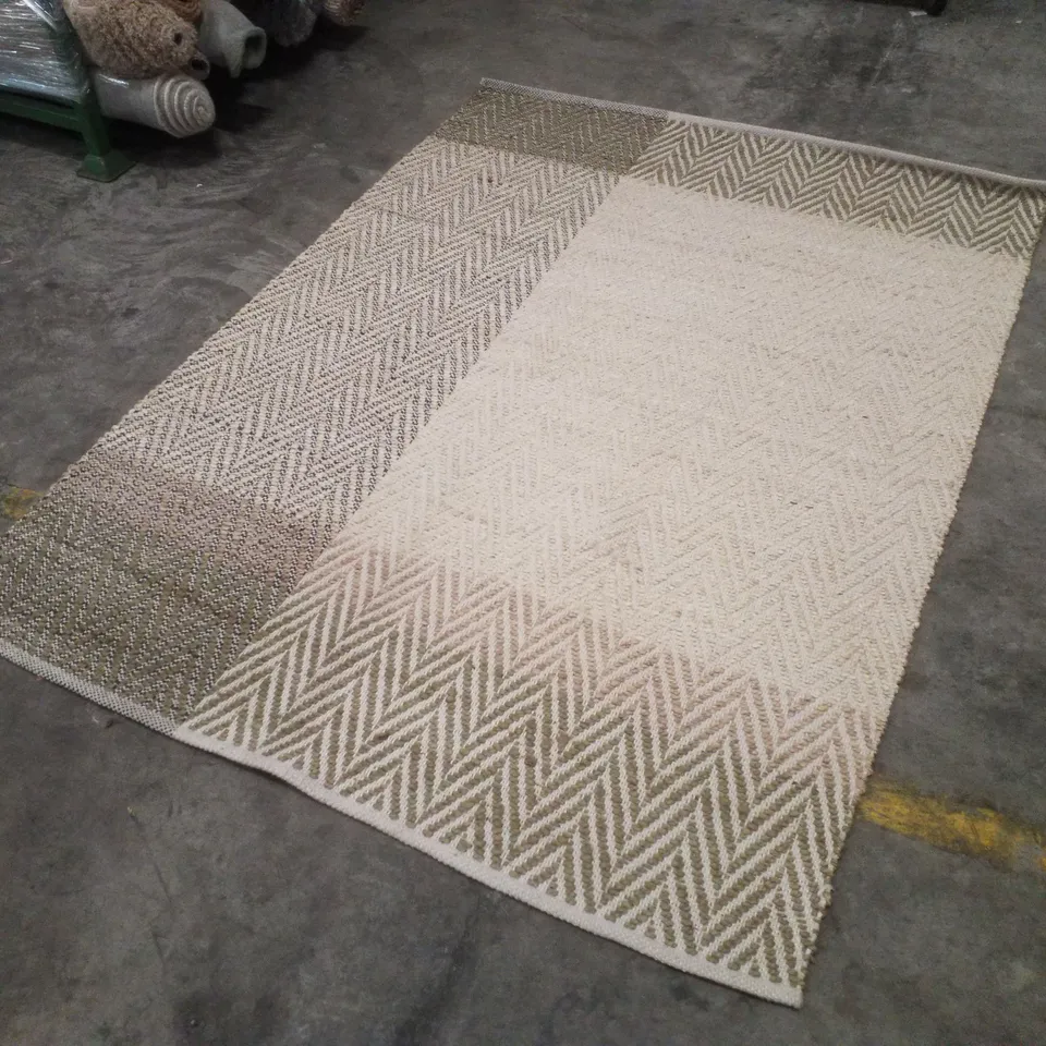 QUALITY DESIGNER AREA RUG APPROXIMATELY 160×230CM