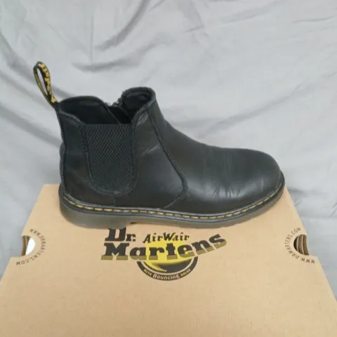 BOXED DR. MARTENS 2976 Y CHELSEA BOOTS IN BLACK, KIDS UK4 