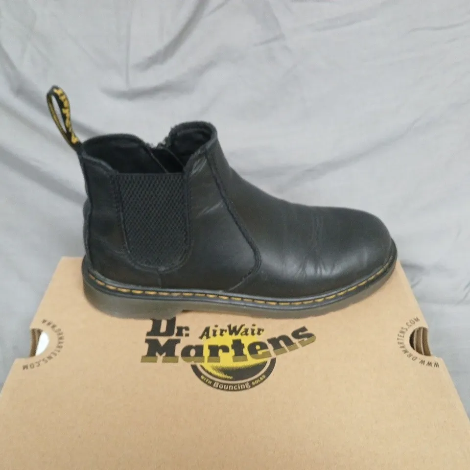 BOXED DR. MARTENS 2976 Y CHELSEA BOOTS IN BLACK, KIDS UK4 