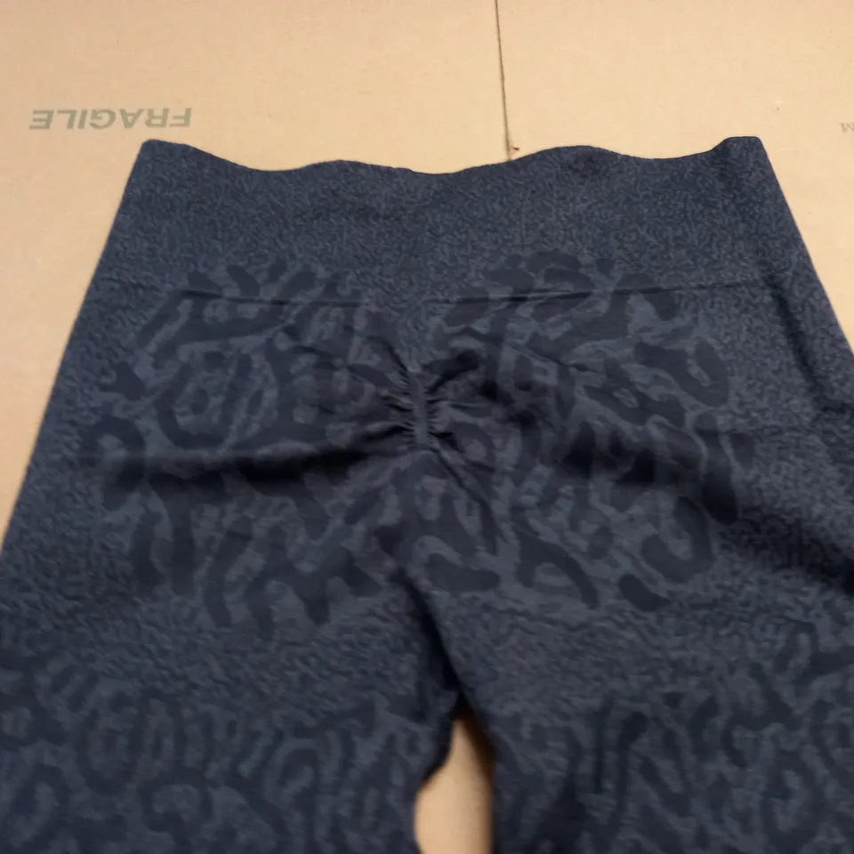 GYMSHARK BLACK TRAINING SHORTS - L