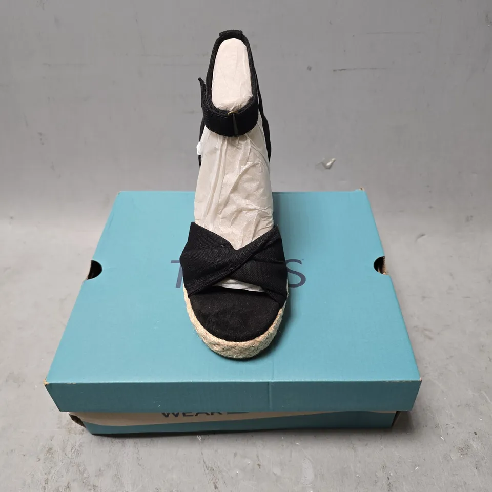BOXED PAIR OF TOMS MARISELA BLACK SLUBBY WOVEN SHOES - 4