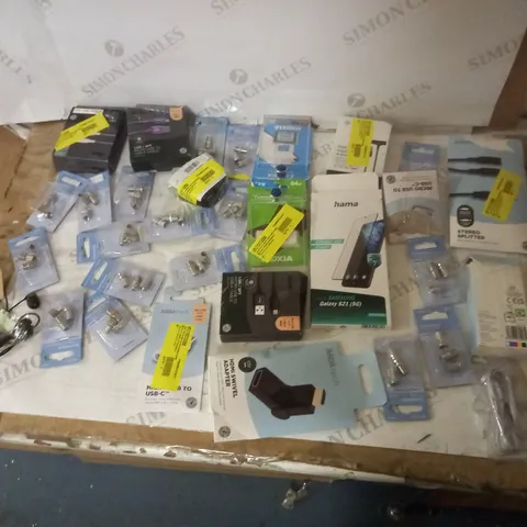 LOT OF APPROX 30 ASSORTED TECH ITEMS TO INCLUDE ADAPTERS, CHARGING CABLES, DATA STORAGE ETC