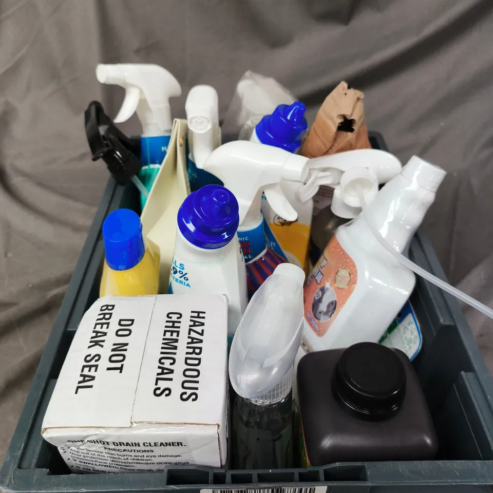 APPROXIMATELY 15 ASSORTED HOUSEHOLD PRODUCTS TO INCLUDE BLEACH, SURFACE CLEANER, CREAM LEMON ETC 