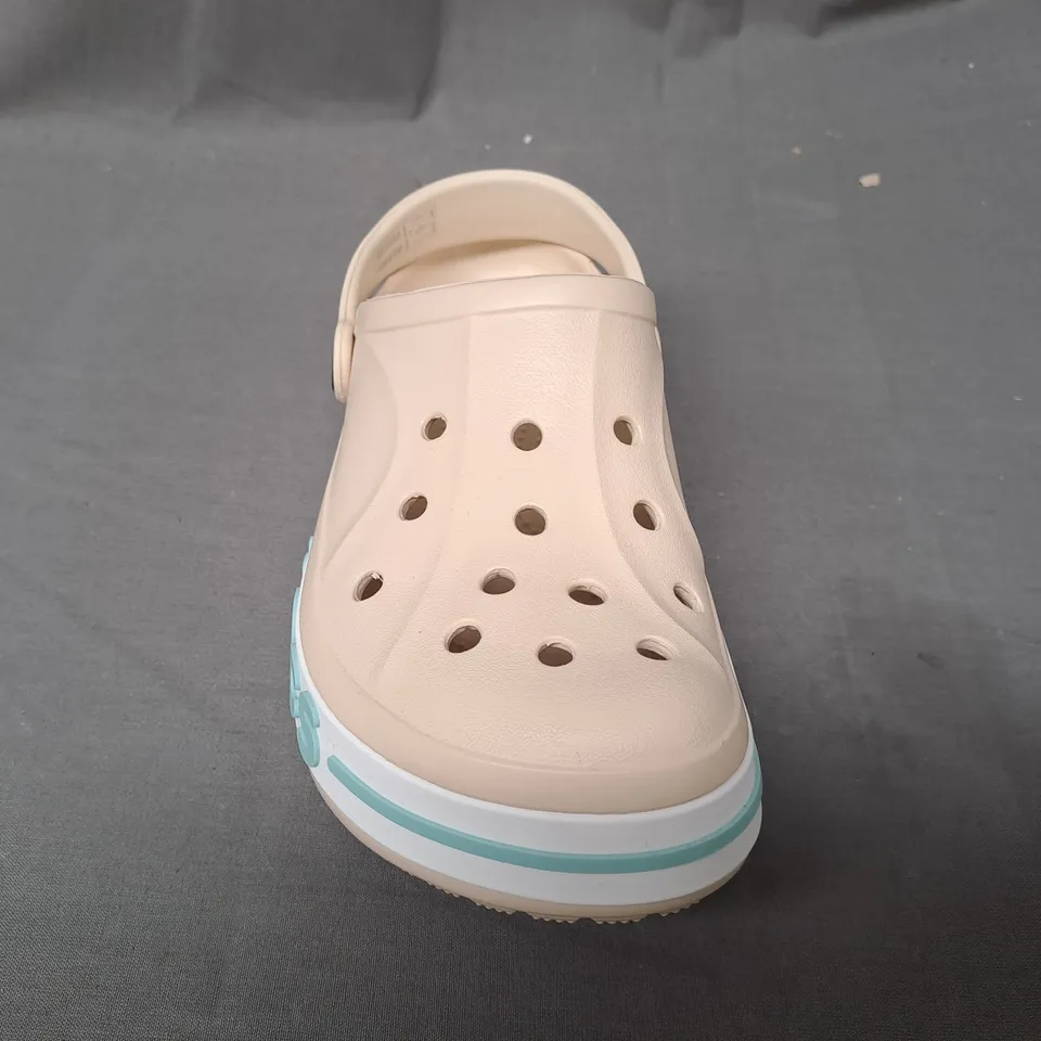 PAIR OF CROCS BAYABAND KIDS CLOGS IN CREAM UK SIZE J2