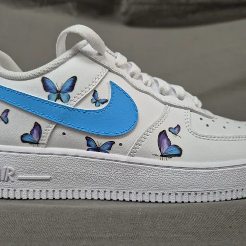 PAIR OF NIKE AIR FORCE 1 SHOES IN WHITE/BLUE W. BUTTERFLY DESIGN UK SIZE 4