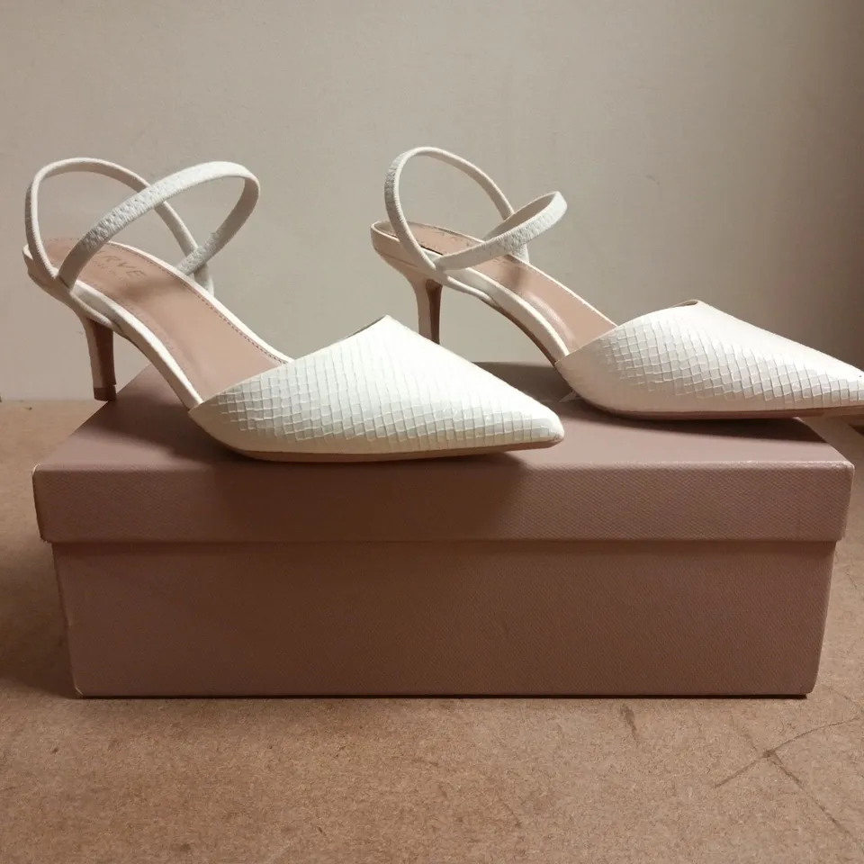BOXED PAIR OF CARVELA POINTED TOE LOW HEELS IN WHITE SIZE EU 36