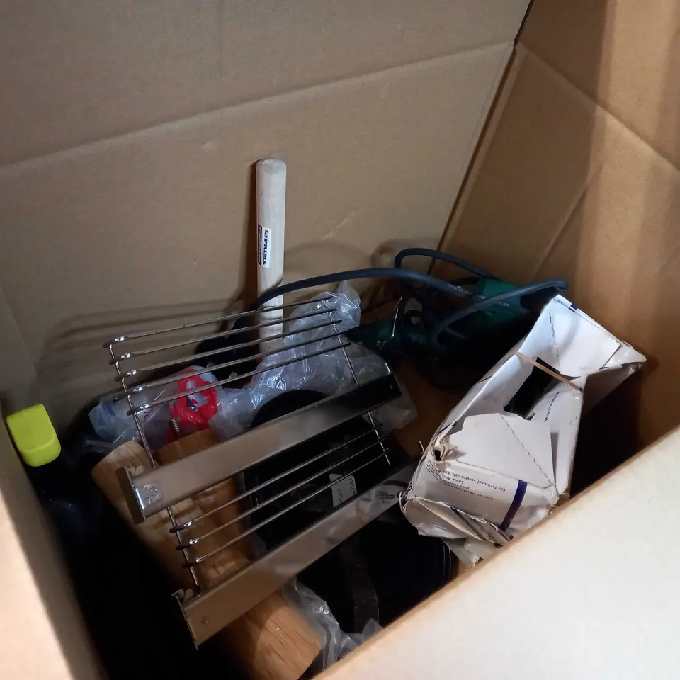 LOT OF APPROX 10 ASSORTED HOUSEHOLD/DIY ITEMS TO INCLUDE: GEBERIT PARTS, EXTENSION LEAD, SMALL HAMMER