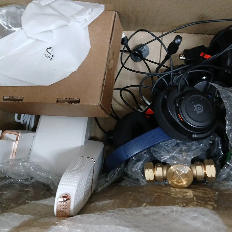 BOX OF APPROXIMATELY 8 ASSORTED HOUSEHOLD ITEMS TO INCLUDE: TOUCH DIM LIGHT, BENT IPAD AND HEADPHONES