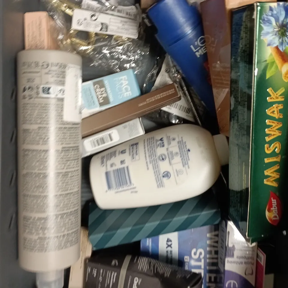 APPROXIMATELY 15 ASSORTED HEALTH & BEAUTY PRODUCTS TO INCLUDE TREE HUT SUGAR SCRUB, TROPIC TAMANU CREAM, CLEANSING WATER ETC