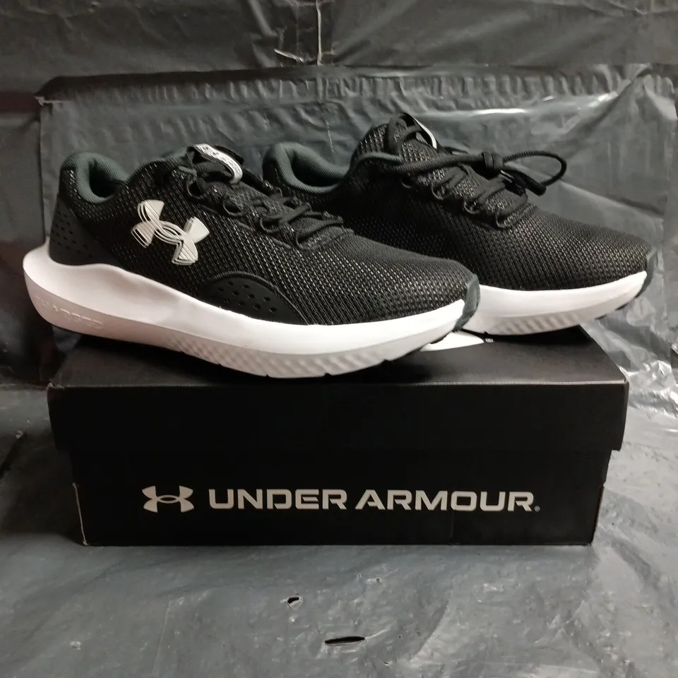 BOXED PAIR OF UNDER ARMOUR CHARGED SURGE TRAINERS IN BLACK SIZE UK 8