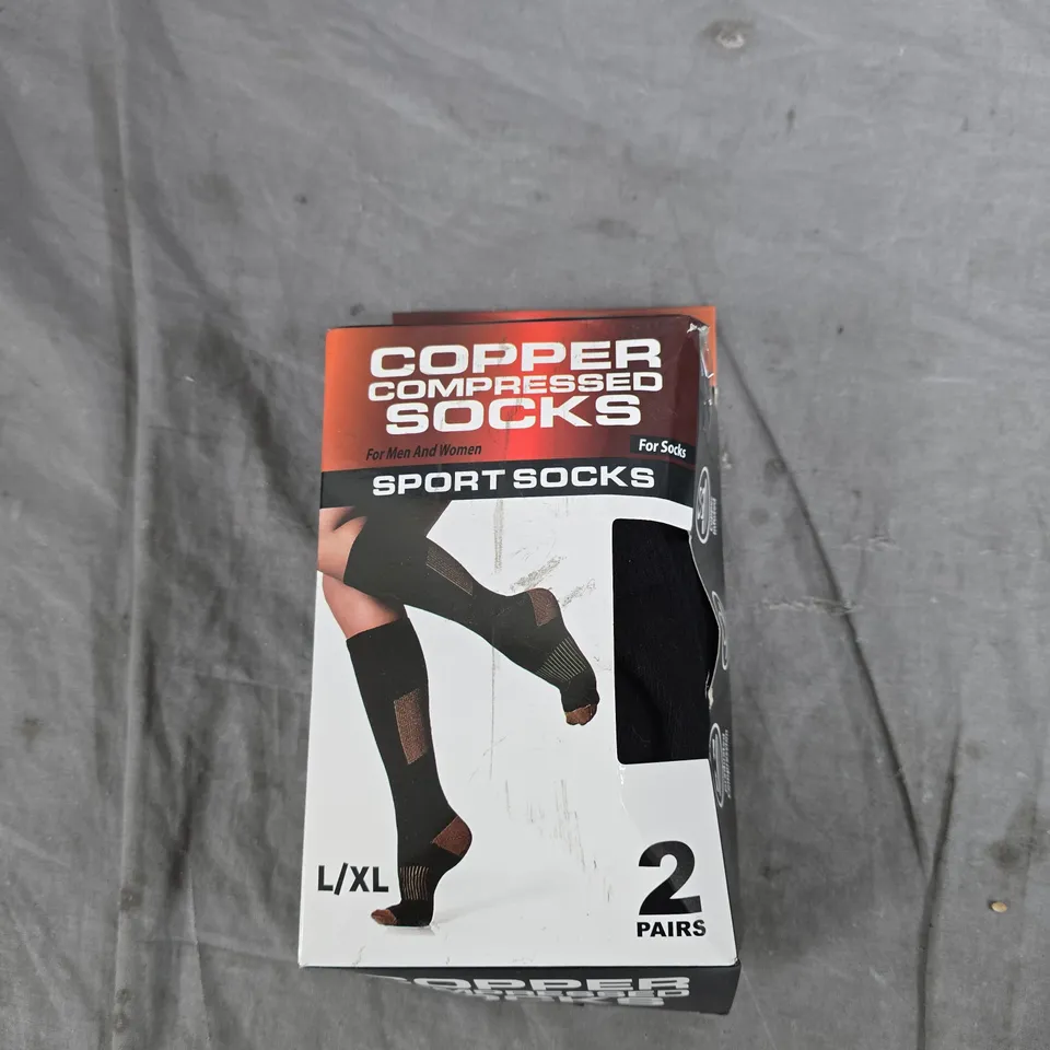 BOX OF APPROXIMATELY 20 ASSORTED ITEMS TO INCLUDE: SPORT SOCKS AND BLACK GILLET 