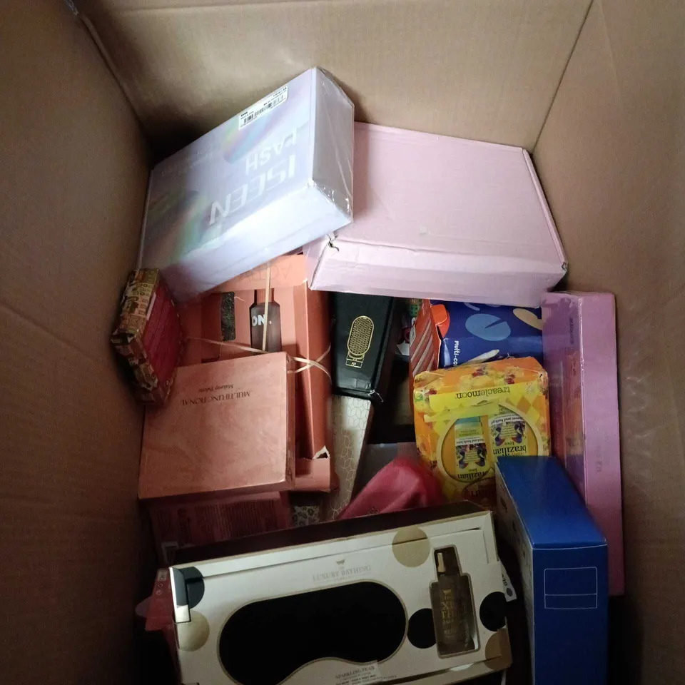 BOX OF APPROXIMATELY 28 ASSORTED COSMETIC ITEMS/BOX SETS TO INCLUDE NIVEA MEN, L'OREAL MEN EXPERT, BAYLIS AND HARDING, ZARA, FCUK ETC