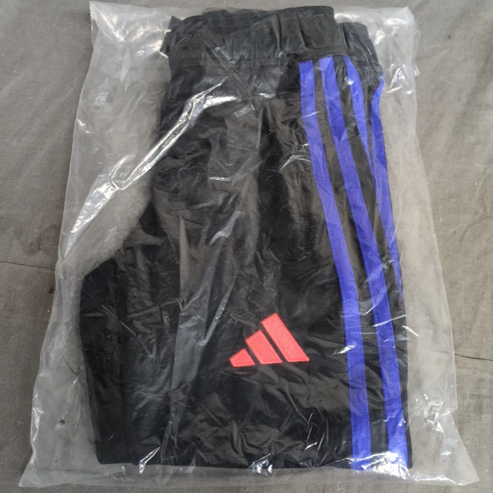 BAGGED KIDS ADIDAS TRACKSUIT BOTTOMS - 5/6 YRS 