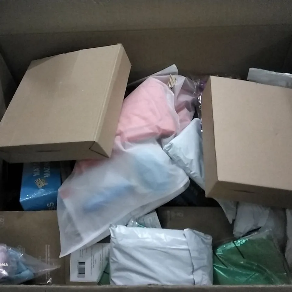 PALLET OF ASSORTED ITEMS INCLUDING 2 NEW DRIVER PLATES, BICYCLE WHEEL LIGHT, DOG TOWELS, HANGING SIGN DECOR, STAR WARS FIDGET TOY, GREEN DINOSAUR BALLOON 