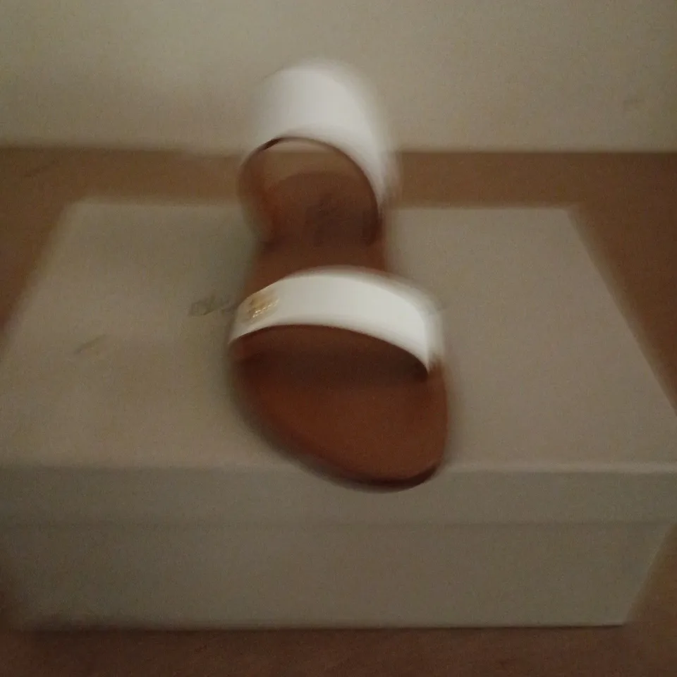 BOXED PAIR OF DEE OCLEPPO VITELLO BIANCO SANDALS IN WHITE - SIZE 37