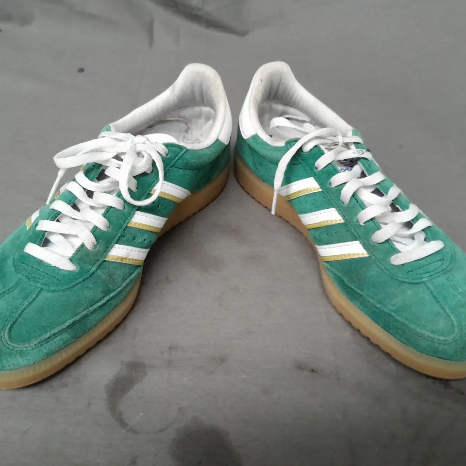 BOXED PAIR OF ADIDAS HAND 2 SHOES IN GREEN/WHITE/GOLD UK SIZE 6