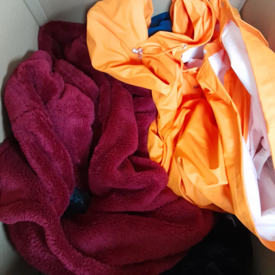 BOX OF APPROXIMATELY 15 ASSORTED CLOTHING ITEMS IN VARIOUS STYLES, COLOURS AND SIZES 