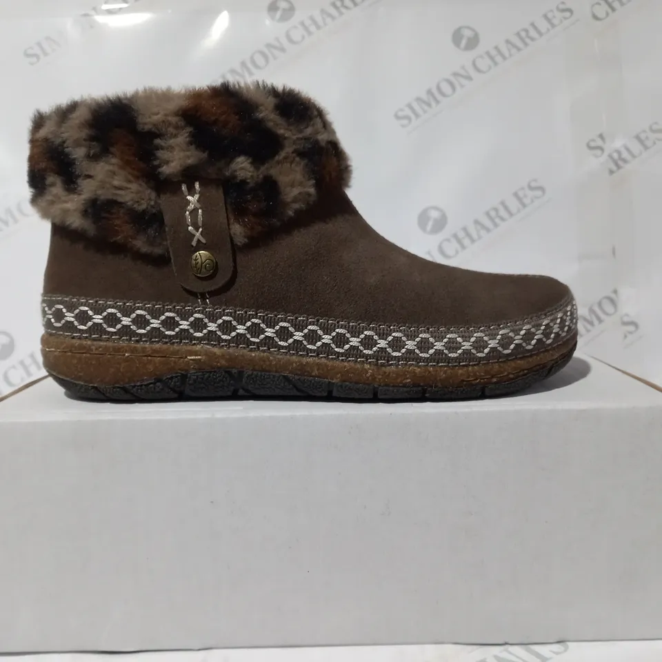 BOXED PAIR OF EARTH ORIGINS EMMALYN SUEDE HOUSE BOOTIE SLIPPERS IN CHOCOLATE SIZE 5