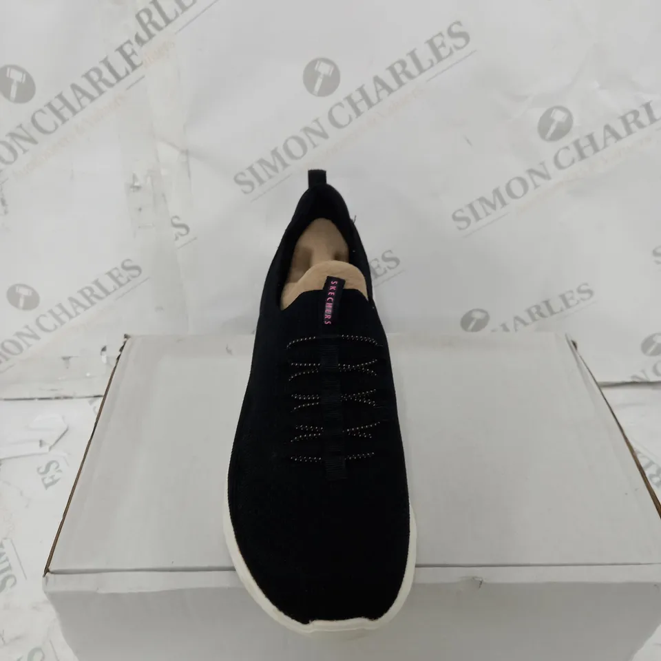 SKETCHERS COMFORT TRAINER BLACK SIZE 7 