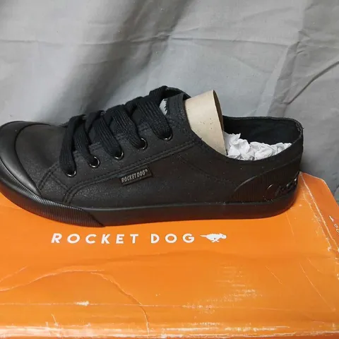 ROCKET DOG JAZZINFA BLACK FABRIC TRAINERS (WOMEN) UK 7 (EU 40) 