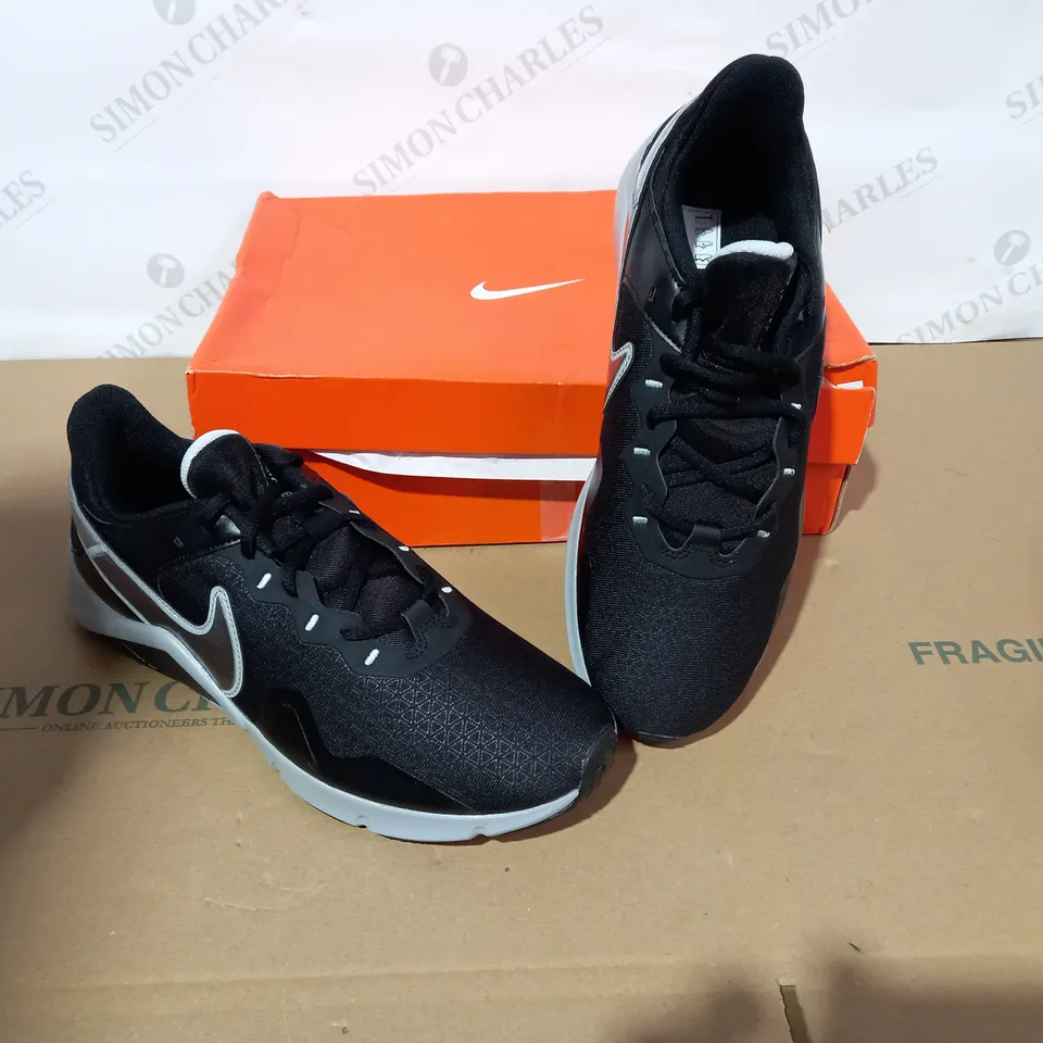 BOXED PAIR OF DESIGNER BLACK/SILVER TRAINERS SIZE 9.5