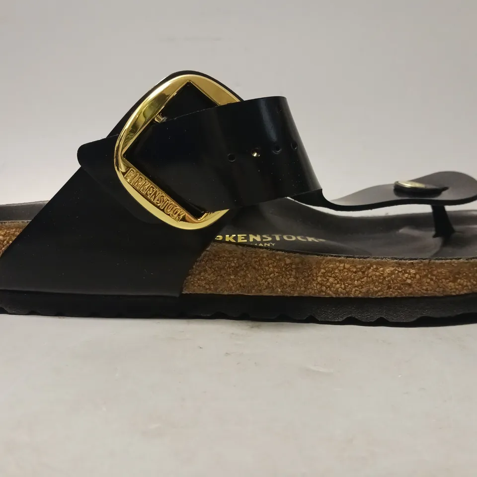 BOXED PAIR OF BIRKENSTOCK GIZEH BIG BUCKLE TOE-POST FOOTBED SANDALS IN BLACK UK SIZE 9