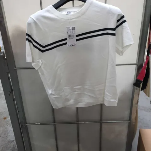 BOX OF APPROXIMATELY 25 ASSORTED CLOTHING ITEMS TO INCLUDE: CROP JUMPER AND HEATED GILLET