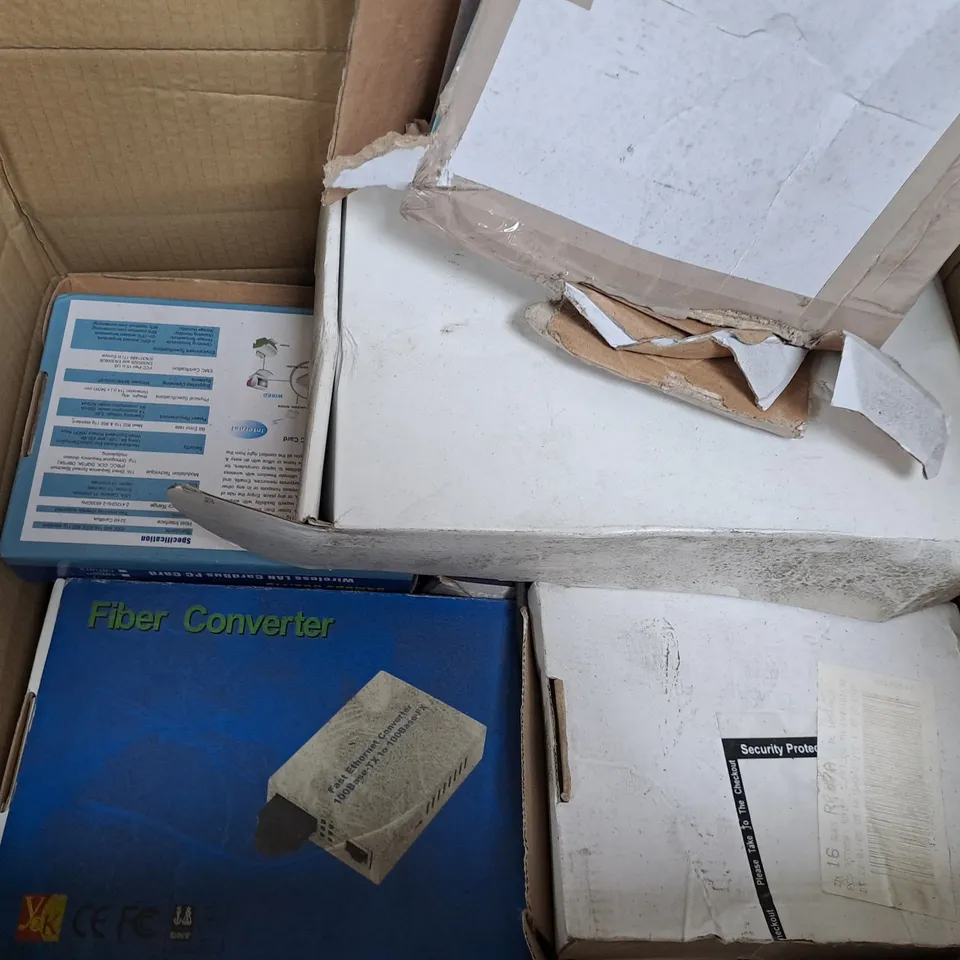 APPROXIMATELY 12 ASSORTED ELECTRICAL ITEMS TO INCLUDE USB 2.0 CARD READER, DESKTOP ADAPTOR, MULTI-FUNCTION BRACKET, ETC