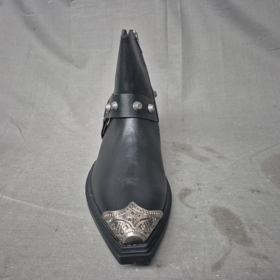 BOXED PAIR OF KOI SOULRENDER MEN'S HARDWARE COWBOY BOOTS IN BLACK/ANTIQUE SILVER UK SIZE 11