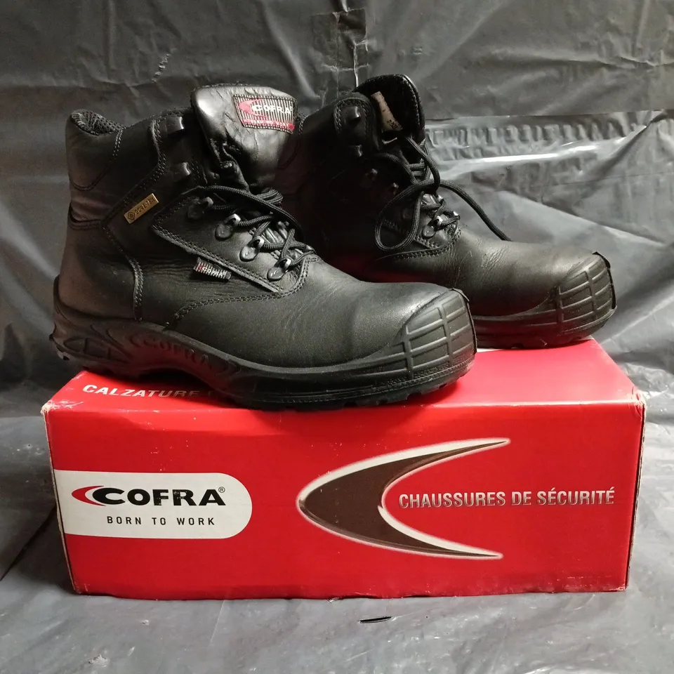 BOXED PAIR OF CORFA HURRICANE SAFETY BOOTS IN BLACK SIZE UK 7