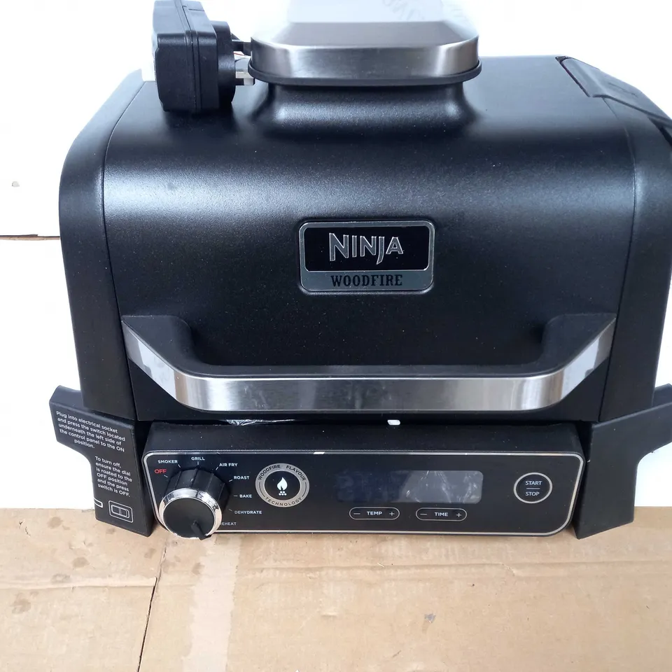 BOXED NINJA WOODFIRE ELECTRIC BBQ GRILL & SMOKER WITH AIR FRY FUNCTION OG701UKQ