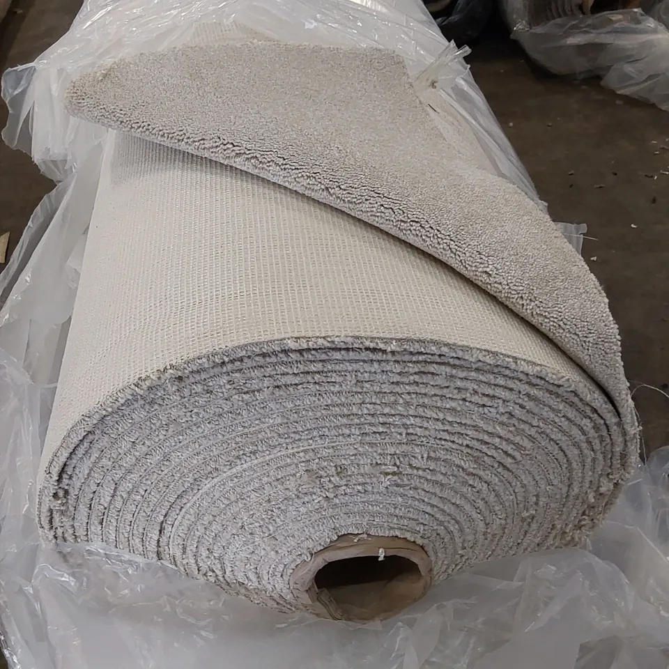 ROLL OF QUALITY ENDLESS CHARM AB CARPET // SIZE: APPROX 5 X 18.6m