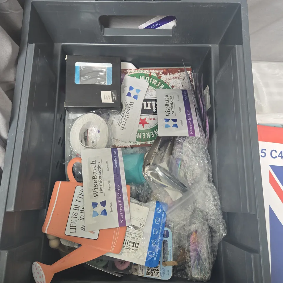 APPROXIMATELY 25 ASSORTED OFFICE & CRAFT SUPPLIES LOT – ENVELOPES, SEALANT, TAPE & TOOLS