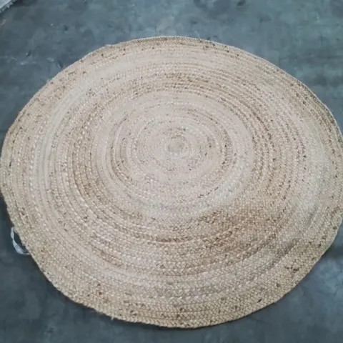 QUALITY DESIGNER AREA RUG - APPROXIMATELY 140X140CM