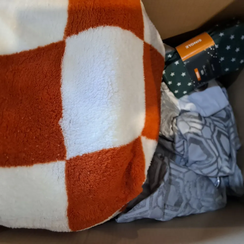 BOX OF APPROXIMATELY 10 ASSORTED BEDDING AND SOFT FURNISHING  ITEMS TO INCLUDE - EXTRA DEEP FITTED SHEETS , CHRISTMAS DUVET SET SINGLE , WINNING THE POOH DUVET SET ETC