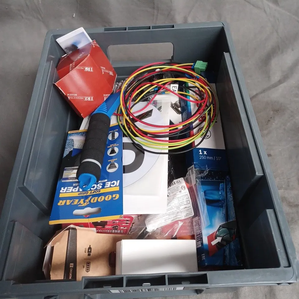 APPROXIMATELY 8 ASSORTED VEHICLE PARTS & ACCESSORIES