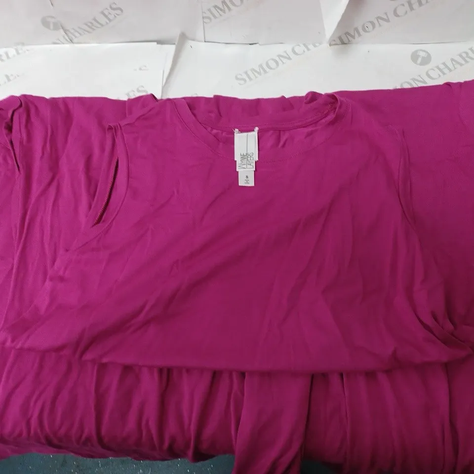 APPROXIMATELY 10 MAXI DRESSES WITH DIFFERENT COLOURS AND SIZES BY WAYNE LAYERS