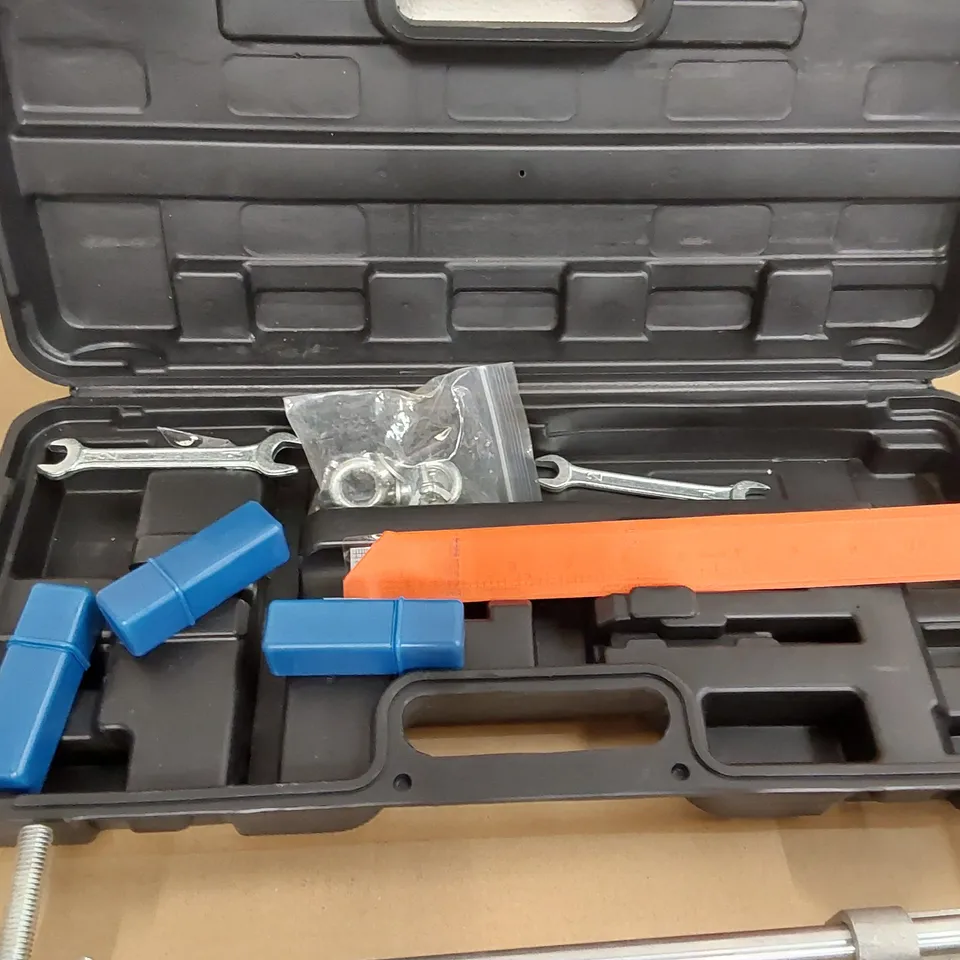 WOODEN DOOR OPENING TOOLKIT (1 ITEM)