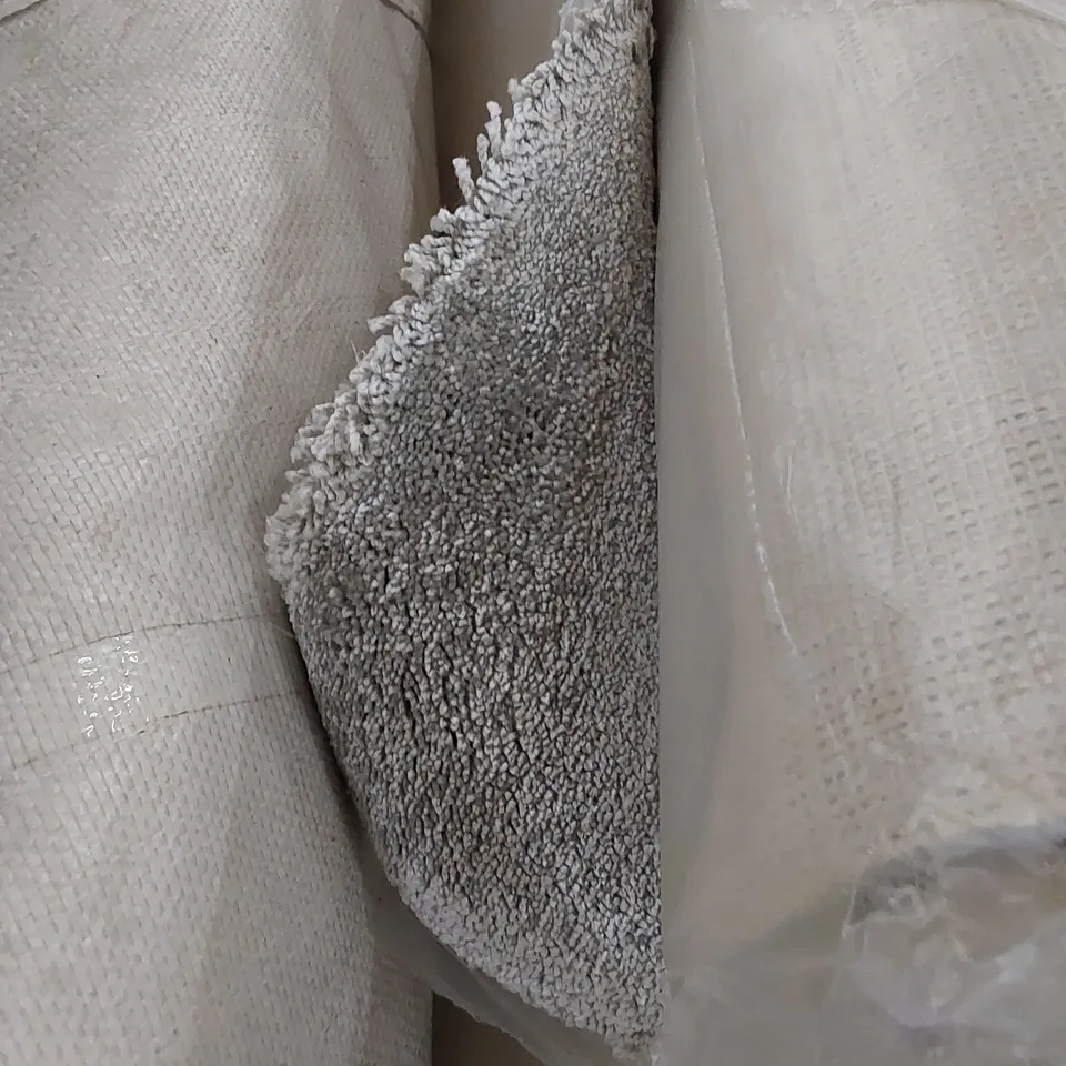 ROLL OF QUALITY CARPET // SIZE: 2.5 X 4m