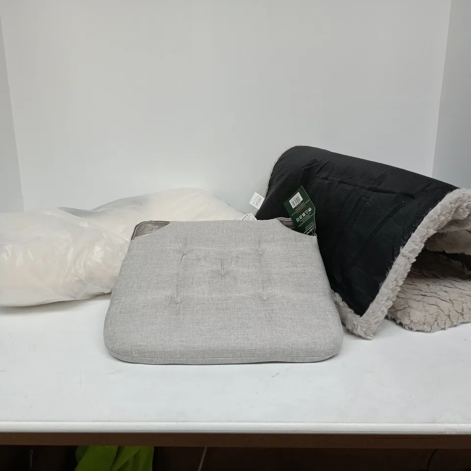 CAGE OF APPROXIMATELY 15 ASSORTED ITEMS TO INCLUDE PILLOW, SEAT PAD, PET PILLOW ETC