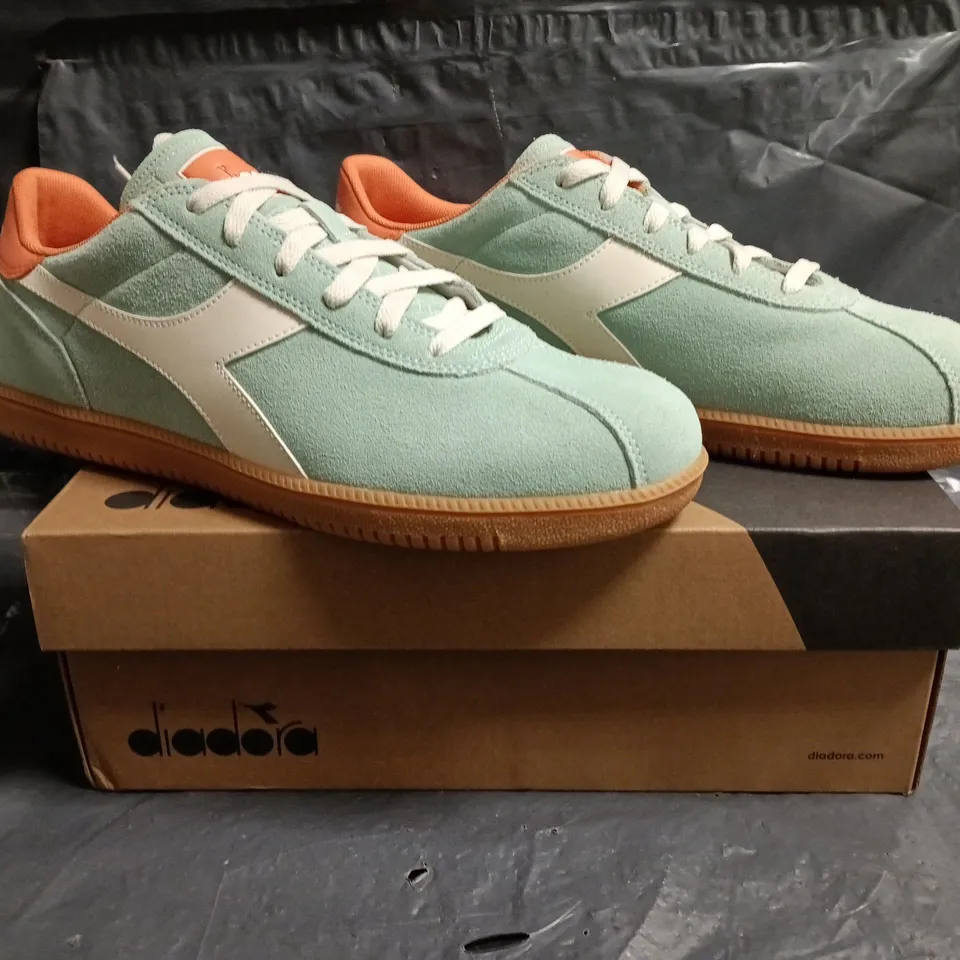 BOXED PAIR OF DIADORA SHOES IN BIRDS EGG GREEN/WHISPER WHITE SIZE UK 10