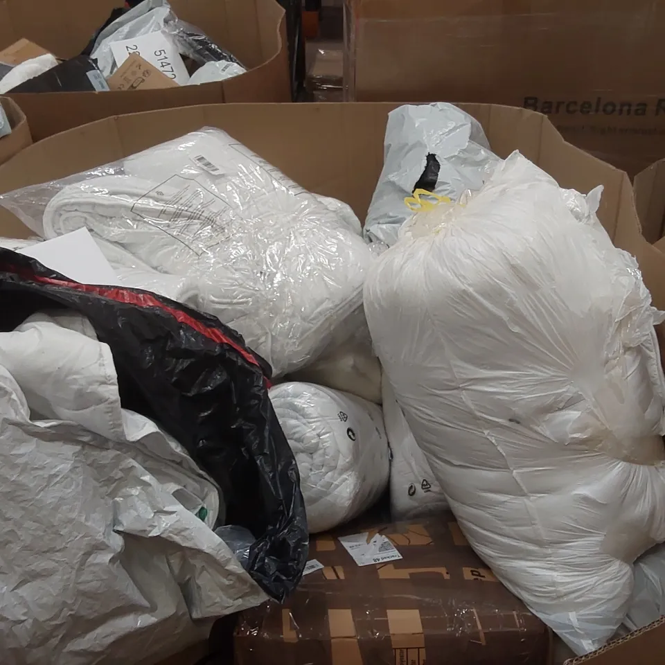PALLET TO CONTAIN A LARGE ASSORTMENT OF PILLOWS, CUSHIONS, BEDDING AND RELATED PRODUCTS 
