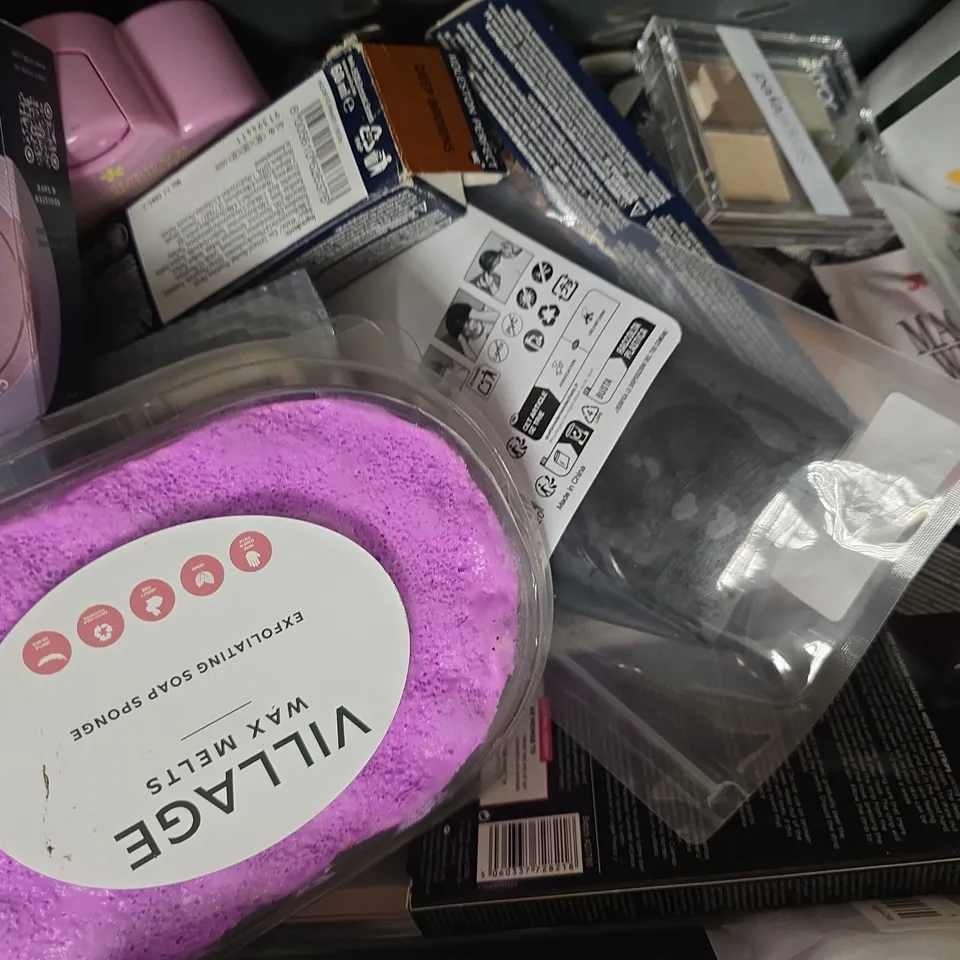 APPROXIMATELY 15 ASSORTED COSMETIC ITEMS INCLUDING VARIOUS MAKES AND BRANDS - COLLECTION ONLY