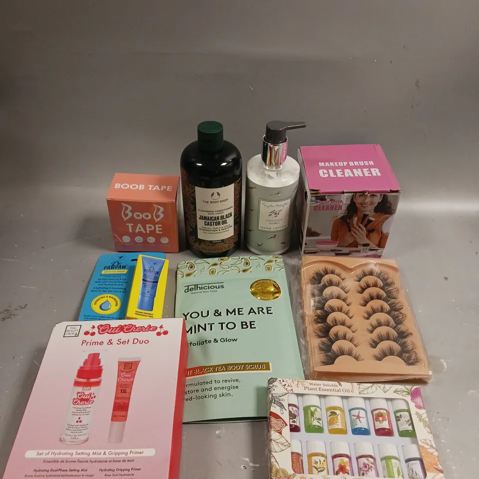 APPROXIMATELY 20 ASSORTED HEALTH & BEAUTY PRODUCTS TO INCLUDE MAKEUP BRUSH CLEANER, DELHICIOUS BODY SCRUB, JAMAICAN BLACK CASTOR OIL ETC 