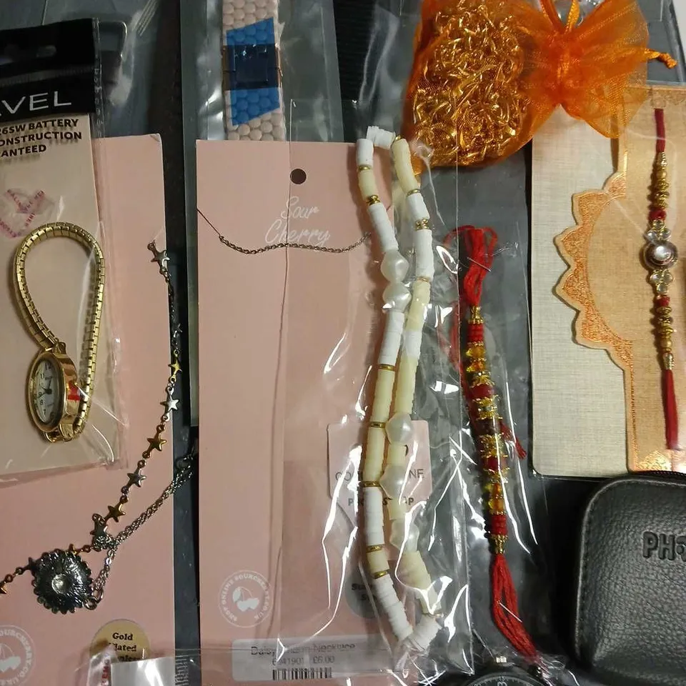 LOT OF ASSORTED JEWELLERY AND WATCH ITEMS TO INCLUDE EARRINGS, NECKLACES AND BRACELETS