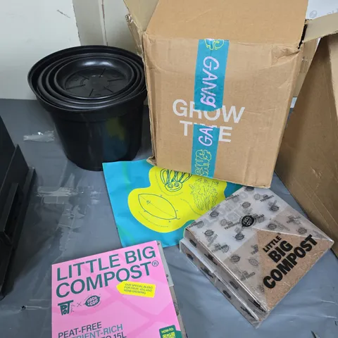 LITTLE BIG COMPOST PEAT-FREE GARDEN COMPOST (PINK BOX) WITH BLACK CIRCULAR PLANT POT BASES