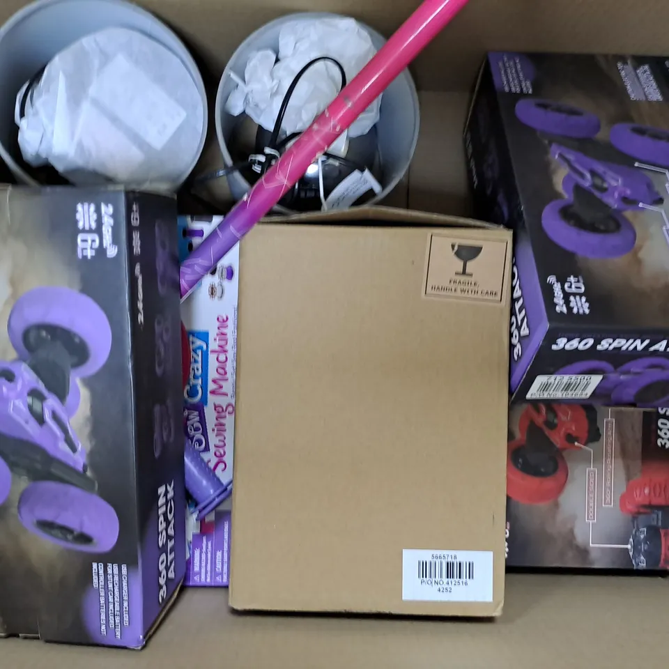 BOX OF APPROXIMATELY 6 ASSORTED HOUSEHOLD ITEMS TO INCLUDE 360 SPIN ATTACK TOY, SMALL TABLE LAMP PAIR, ETC