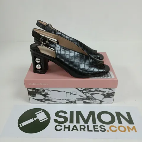 BOXED PAIR OF MODA IN PELLE PEARLEY PEARL ANNIVERSARY HEELED SANDAL IN BLACK CROC - SIZE 40